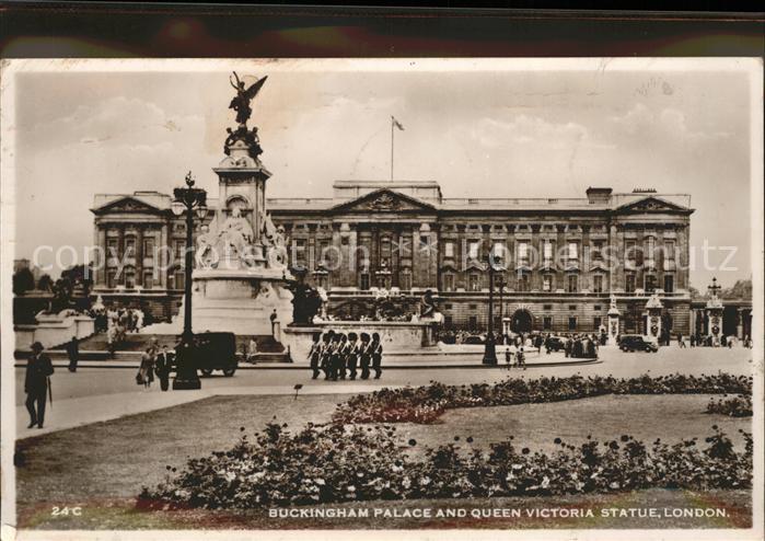 London Buckingham Palace and Queen Victoria Statue