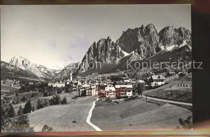 Cortina d Ampezzo Gesamtansicht mit Pomagagnon Dolomiten