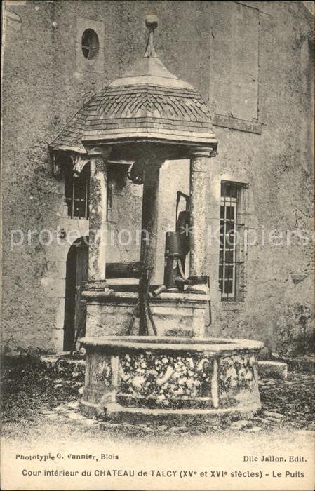 Talcy Loir-et-Cher Cour interieur du Chateau Puits
