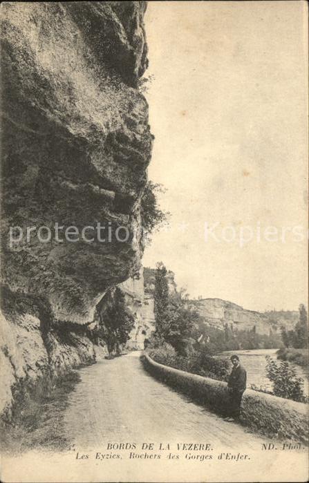 Les Eyzies-de-Tayac-Sireuil Bords de la Vezere Rochers des Gorges d