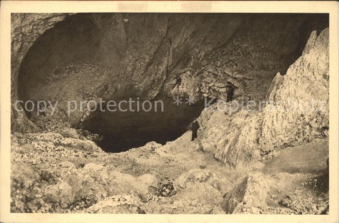 Fontaine-de-Vaucluse Le Gouffre en periode de secheresse