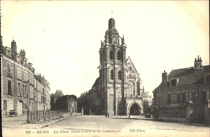 Blois 41 Place Saint Louis et la Cathedrale