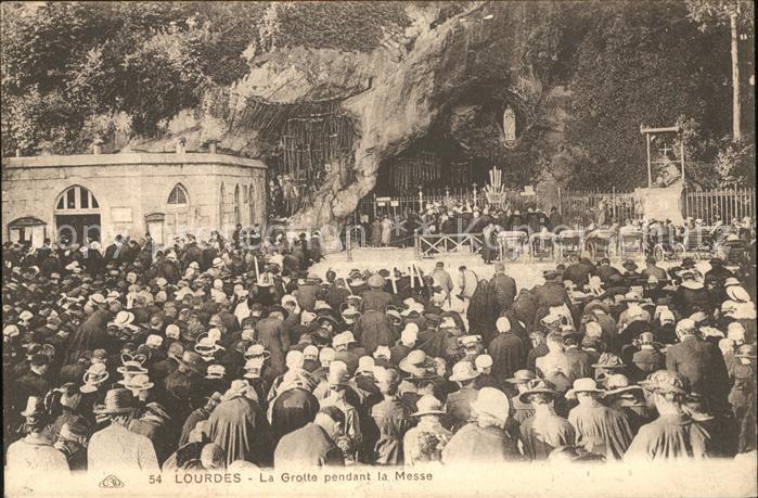 Lourdes Hautes Pyrenees La Grotte pendant la Messe Wallfahrtsor