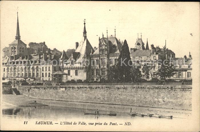 Saumur Hotel de Ville vue prise du Pont