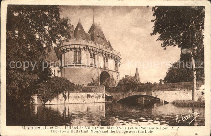 Vendome Hotel de Ville Monument historique XV siecle Pont sur le Loir
