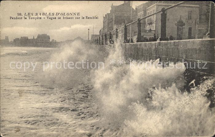 Les Sables-d Olonne Pendant la Tempete Remblai Brandung