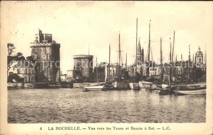 La Rochelle Charente-Maritime Vue vers les Tours et Bassin a flot Bateau