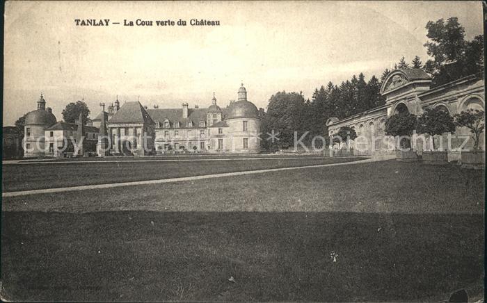 Tanlay Cour verte du Chateau
