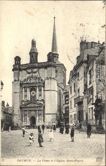 Saumur Place et Eglise Saint Pierre