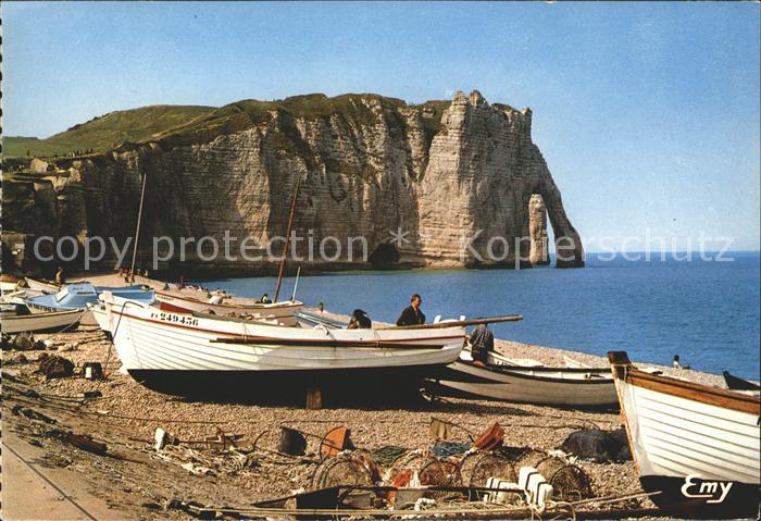 Etretat Plage et Porte d_Aval Fischerboote