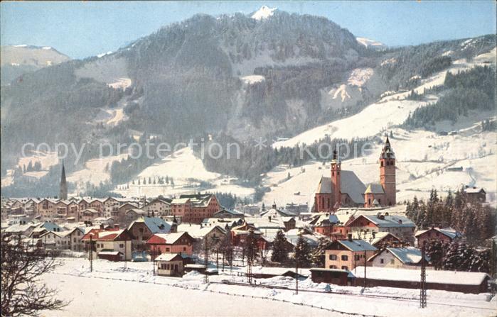 Kitzbuehel Tirol mit Hahnenkamm und Kirche