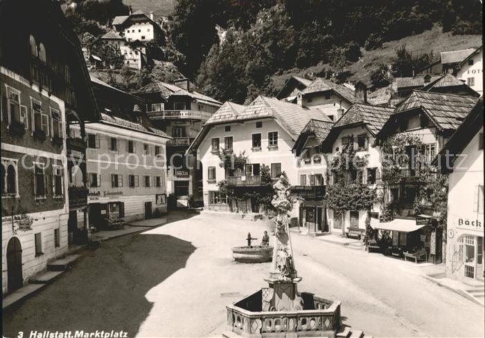 Hallstatt Austria Marktplatz mit Brunnen