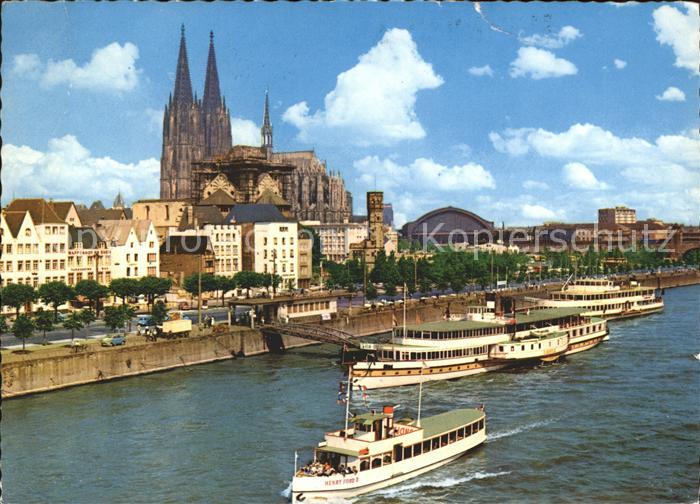 Dampfer Seitenrad Koeln am Rhein Dom Rheinufer