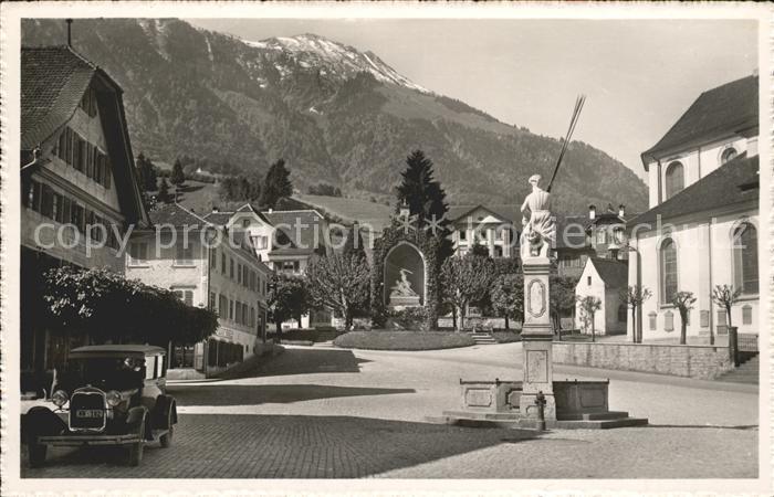 Stans Tirol Dorfplatz Brunnen Automobil