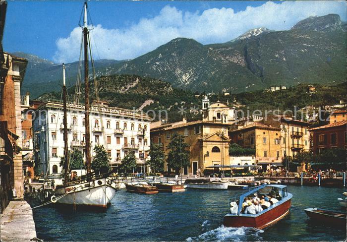 Malcesine Lago di Garda pittoresca piazza del porto malerische Platz am Hafen