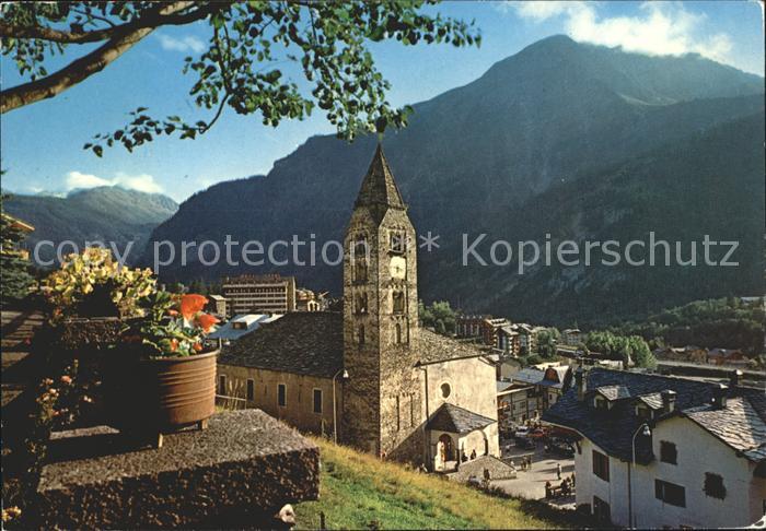 Courmayeur scorcio panoramico e chiesa Parrochiale con Campanile
