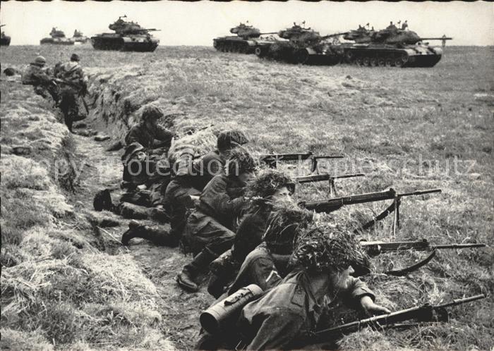 Militaria Deutschland Bundeswehr im Manöver Panzer