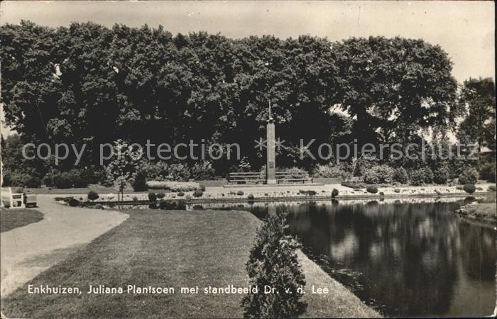 Enkhuizen Juliana Plantsoen met standbeeld Dr van der Lee Denkmal