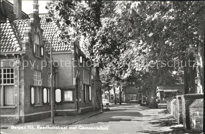 Bergen aan Zee Raadhuisstraat met Gemeentehuis