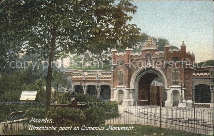 Naarden Utrechtsche poort met Comenius Monument