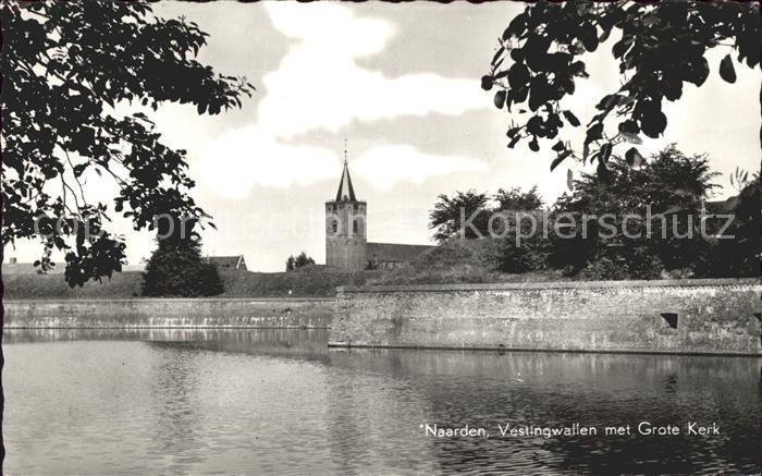 Naarden Vestingwallen met Grote Kerk Festungsmauer Kirche