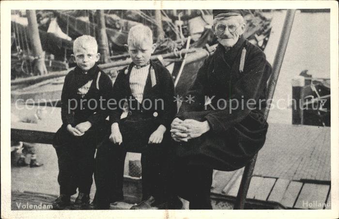 Volendam Jungen Alter Mann im Hafen
