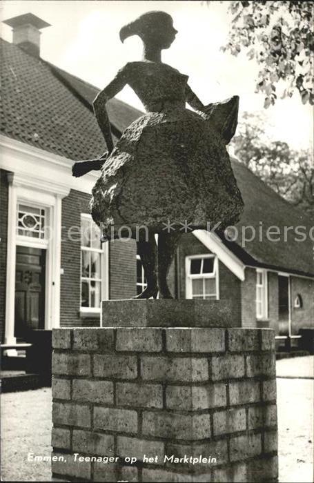 Emmen Netherlands Teenager op het Marktplein Skulptur