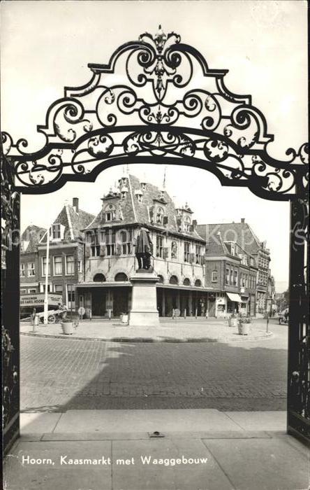 Hoorn Kaasmarkt met Waaggebouw Kaesemarkt Denkmal Tor
