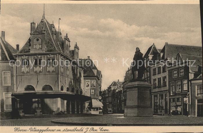 Hoorn Waaggebouw met standbeeld JP Coen Statue Denkmal
