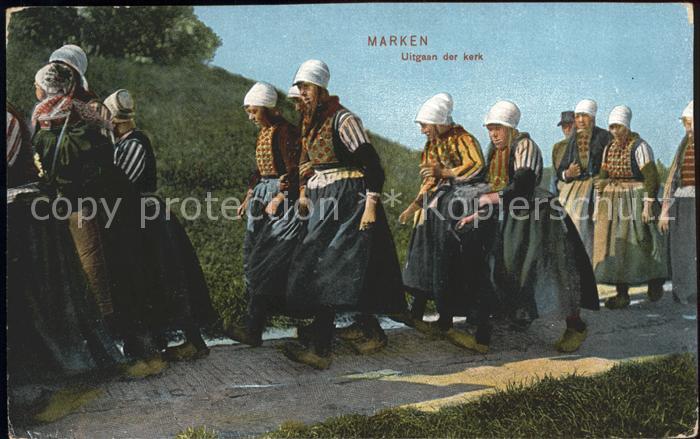 Marken Uitgaan der kerk Kirchgang Trachten