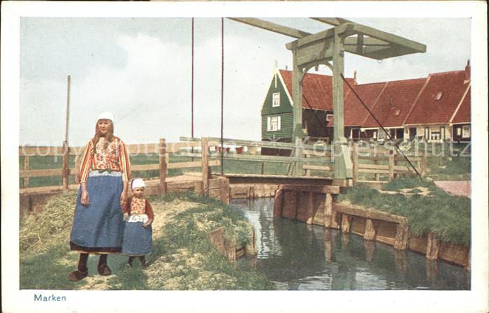 Marken Wohnhaus Zugbruecke Mutter mit Kind