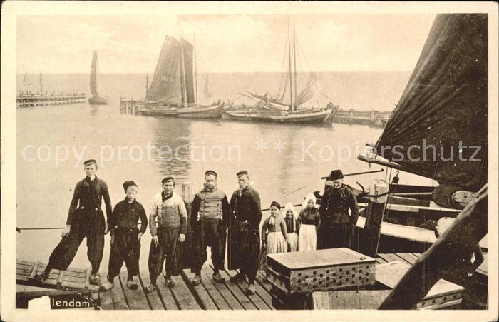 Volendam Fischerfamilie am Hafen Fischerbot