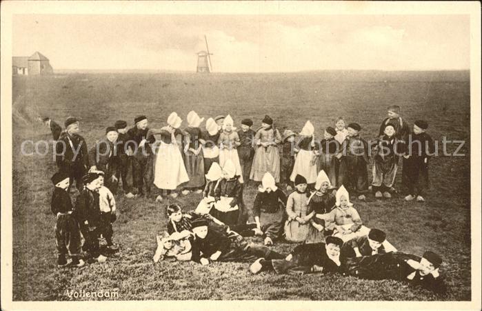 Volendam Gruppenbild Windmühle
