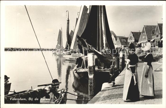 Volendam Bij de haven Fischerboot Trachten