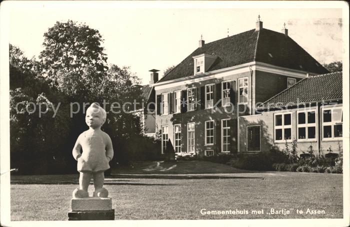 Assen Gemeentehuis met Bartje Skulptur