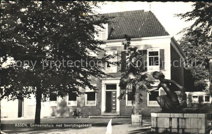 Assen Gemeentehuis met bevrijdingsbeeld Monum