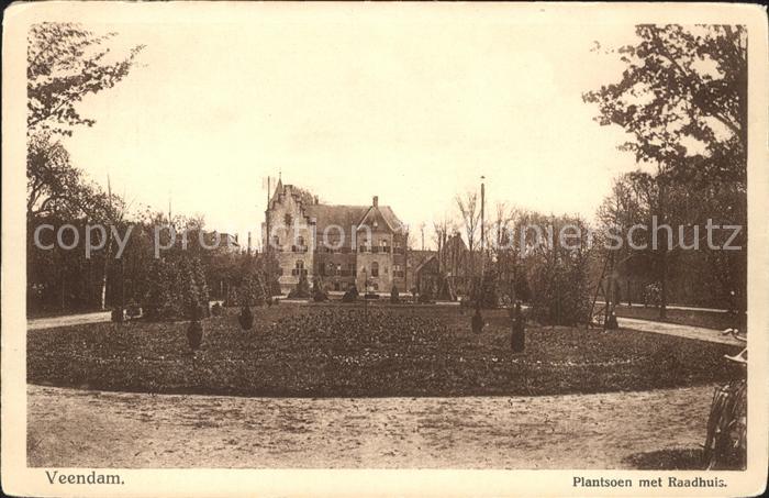 Veendam Plantsoen met Raadhuis