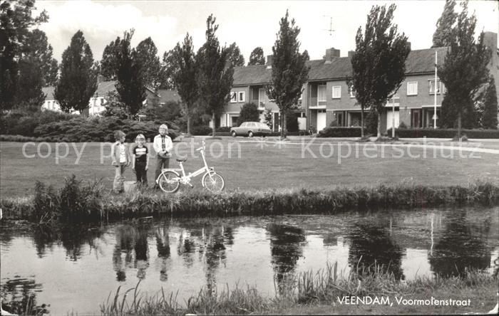 Veendam Voormolenstraat Kinder am Fluss