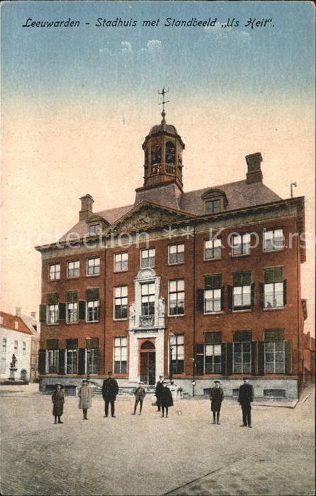 Leeuwarden Stadhuis met Standbeeld Us Heit Rathaus