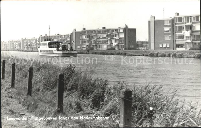 Leeuwarden Flatgebouwen langs Van Harinxmakanaal K