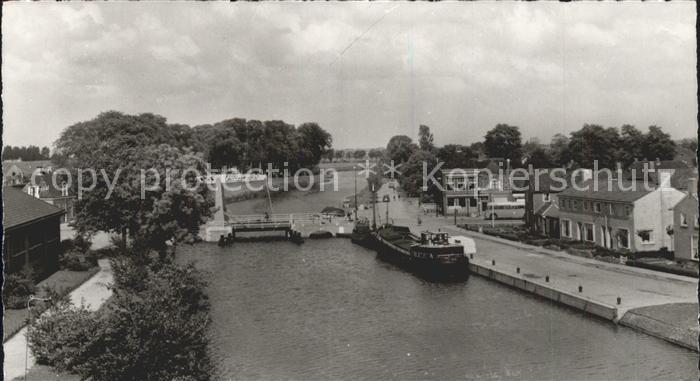 Dokkum Kanal Zugbruecke Frachtkahn