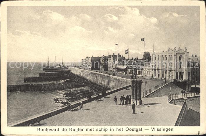 Vlissingen Boulevard de Ruijter met schip in het Oostgat