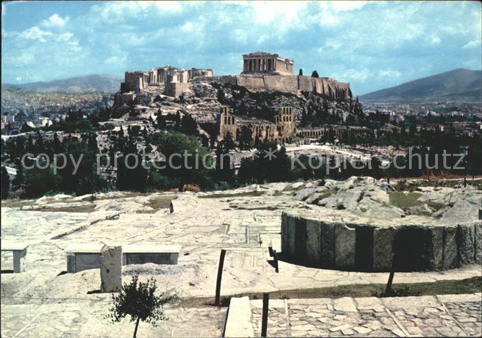 Athenes Athen Blick auf die Akropolis vom Gefaengnis von Sokrates Tempel Antike