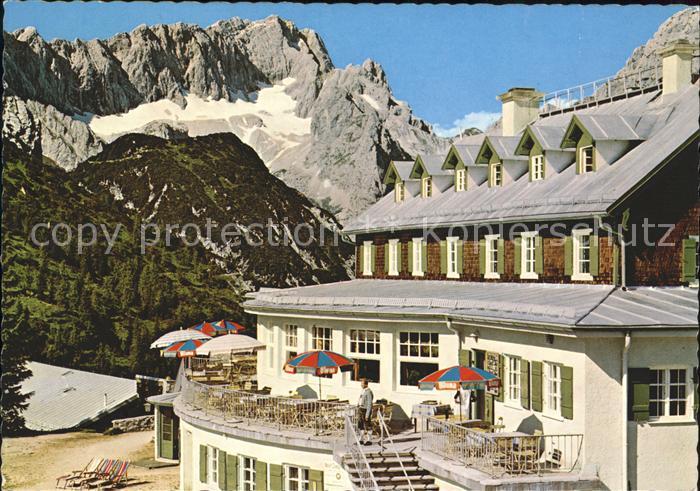 GARMISCH-PARTENKIRCHEN Bayern Kreuzeckhaus Terrasse mit Zugspitze