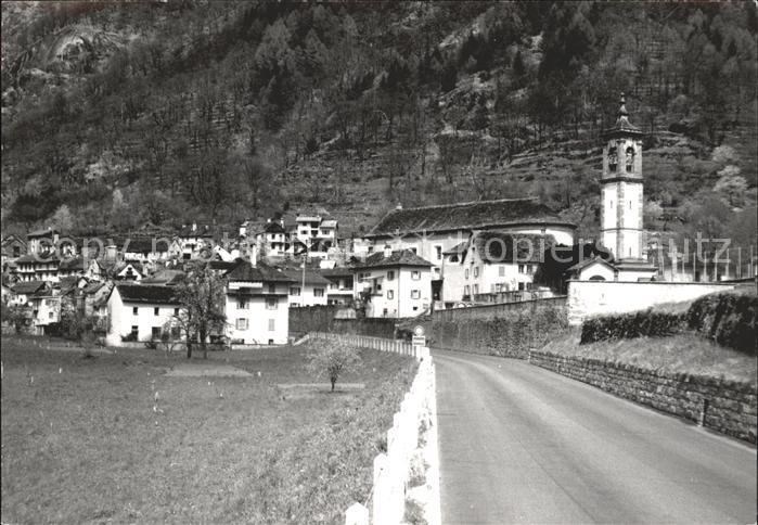 Cavergno Landstrasse Dorfpartie mit Kirche