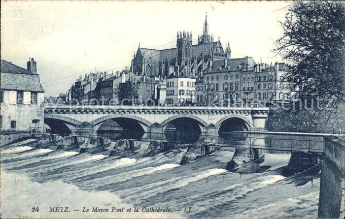 Metz  57 Moselle Moyen Pont et la Cathedrale