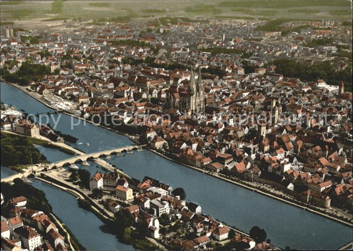 REGENSBURG Bayern Fliegeraufnahme mit Donaubruecken