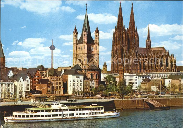 Motorschiffe Koeln am Rhein Rheinufer Dom Gross-St.-Martin