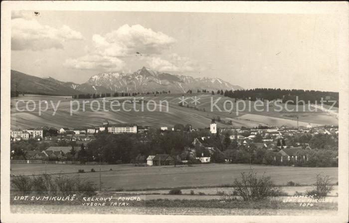 Tschechische Republik Dorfpartie mit Bergen