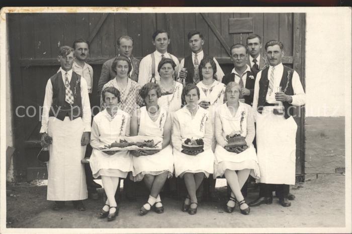 Oesterreich Gruppenfoto Mitarbeitr Restaurant